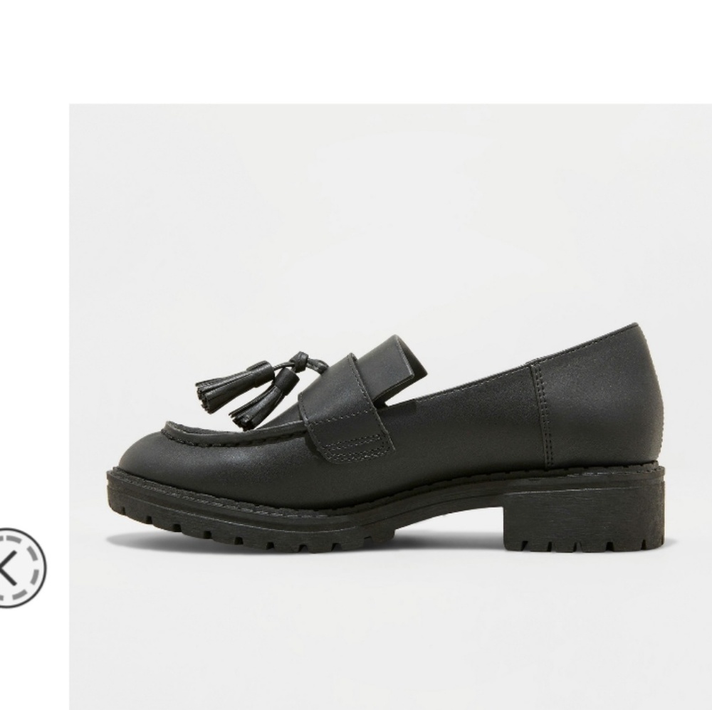 Black leathet shoes.
